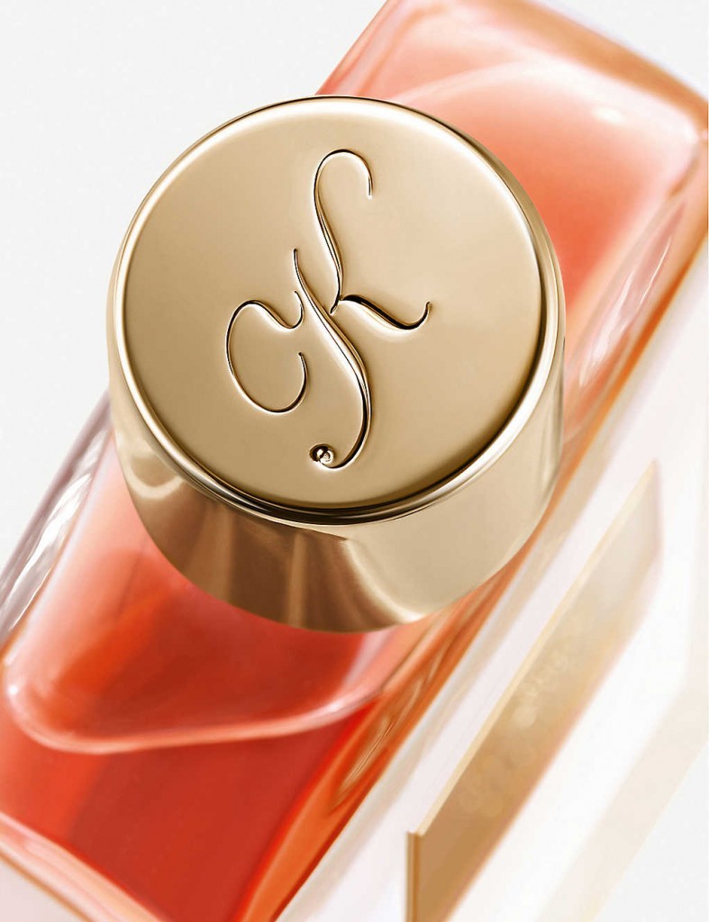 Каким парфюмом пользуется Рианна? (И это не Reb'l Fleur)