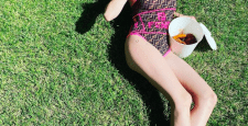 Fendi окрыляет: Эмма Робертс нарушает диету в модном купальнике