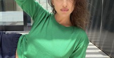 Ядра – чистый изумруд: Ирина Шейк в пуловере Falconeri