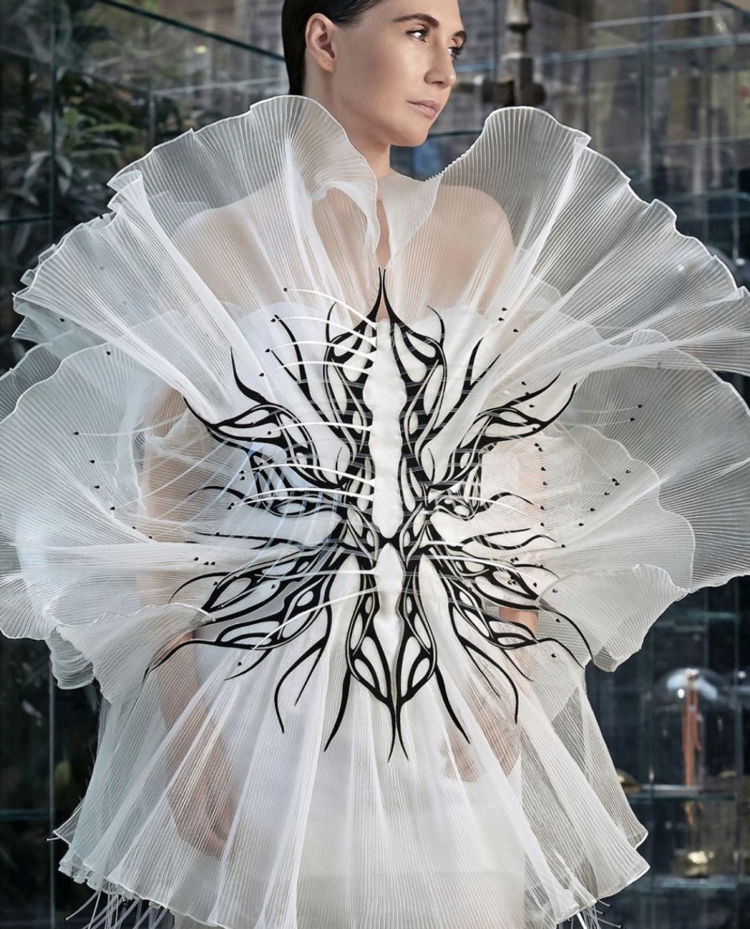 Iris Van Herpen представила коллекцию Haute Couture 2021, состоящую из одного платья