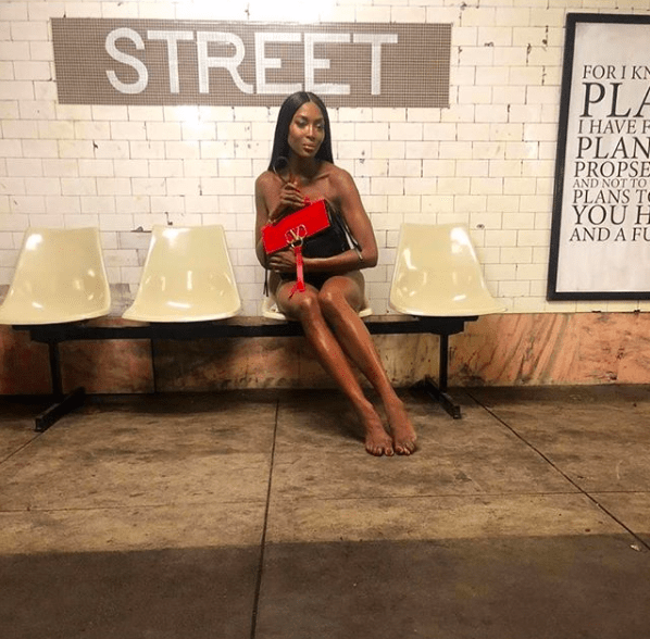 Обнаженная в метро: Наоми Кемпбелл поделилась ранее неопубликованными фотографиями