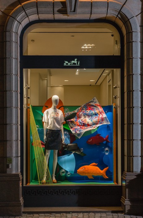 Рыбки в шляпах и воздушные пузыри: как выглядят новые витрины Hermès в Алматы?