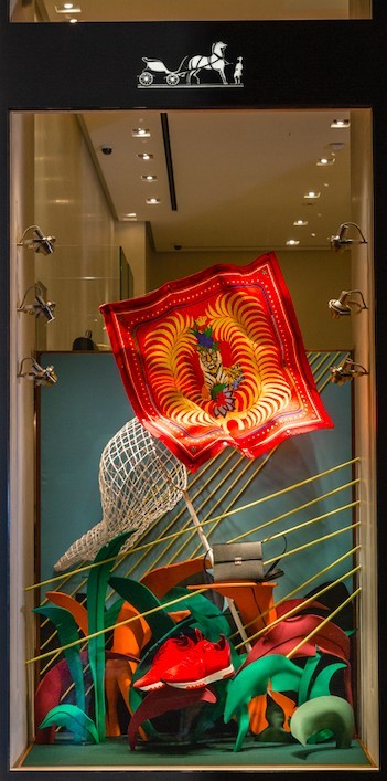 Рыбки в шляпах и воздушные пузыри: как выглядят новые витрины Hermès в Алматы?