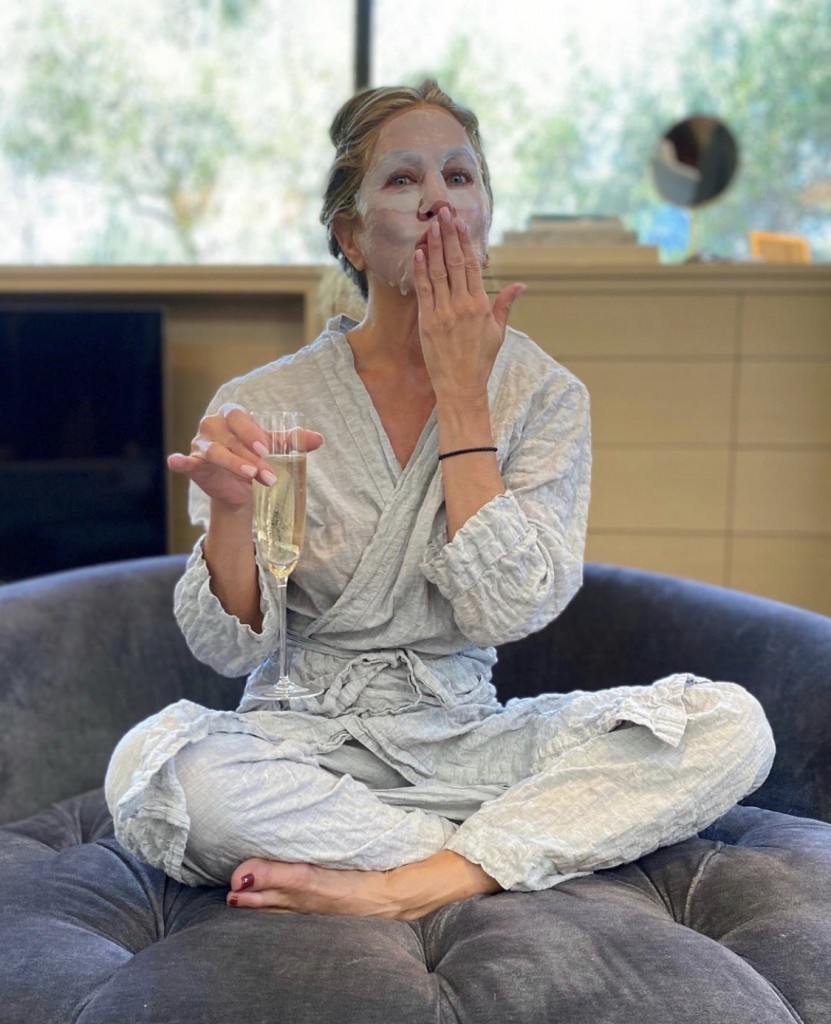 Бокал игристого и маска: Как Дженнифер Энистон готовилась к церемонии Emmy 2020?