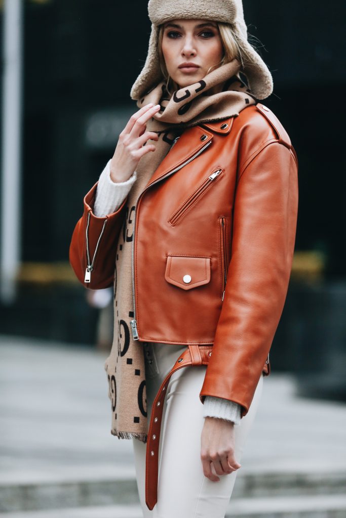 Как носить кожаную куртку, если на улице холодно?
