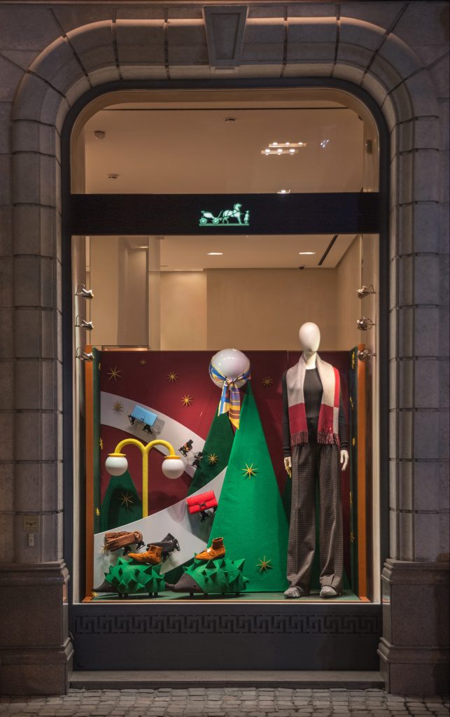 Волшебство уже близко: витрины Hermès в праздничном оформлении
