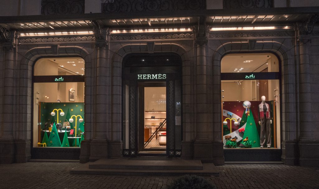 Волшебство уже близко: витрины Hermès в праздничном оформлении