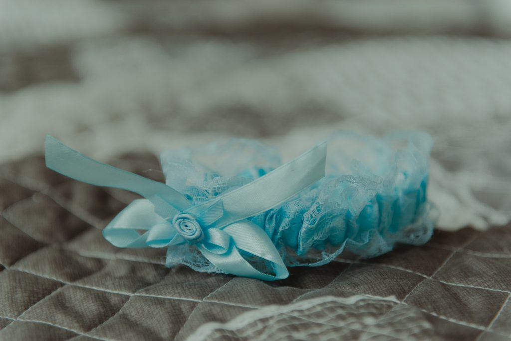 Зачем невесты надевают на свадьбу подвязку?