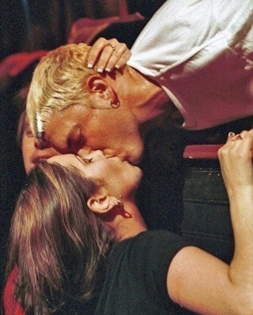 История фотографии поцелуя Эминема с фанаткой в 1999