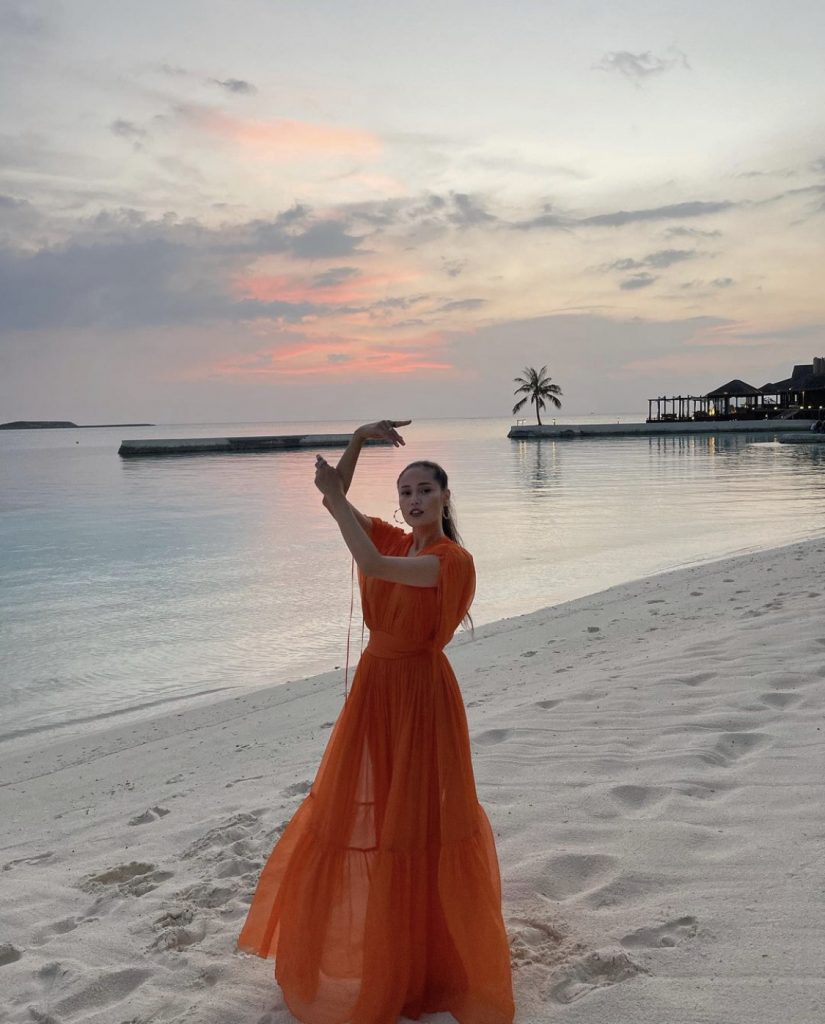 Певица Наzима отдыхает на Мальдивах в нарядах казахстанского бренда