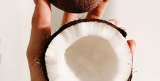 Кокосовое масло: как и зачем использовать это средство для волос?