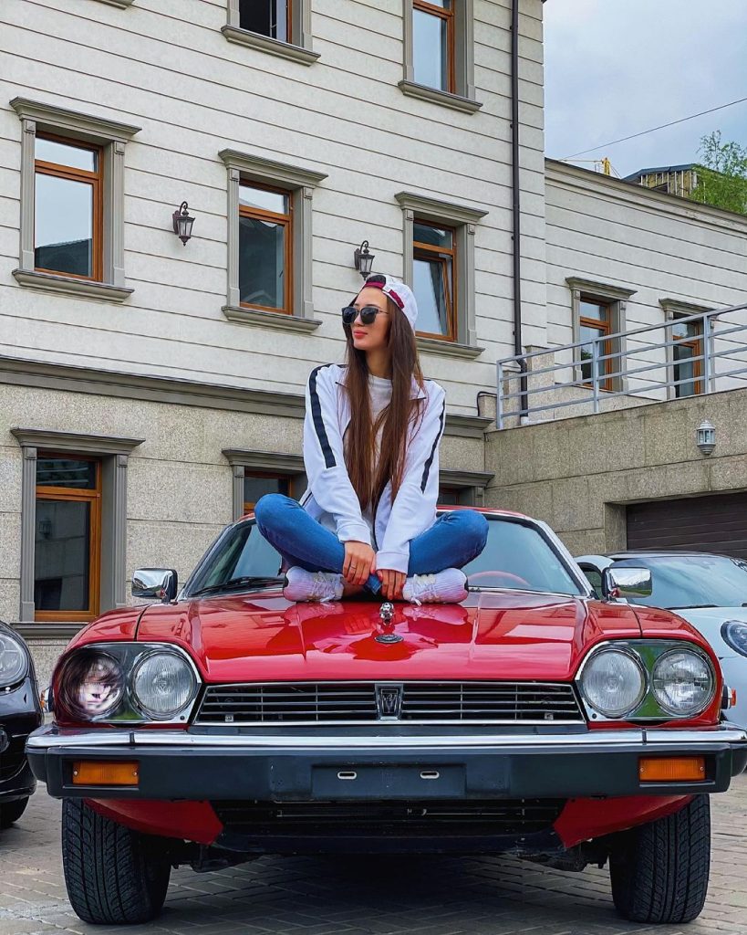 Какие автомобили предпочитает Сабина Алтынбекова?