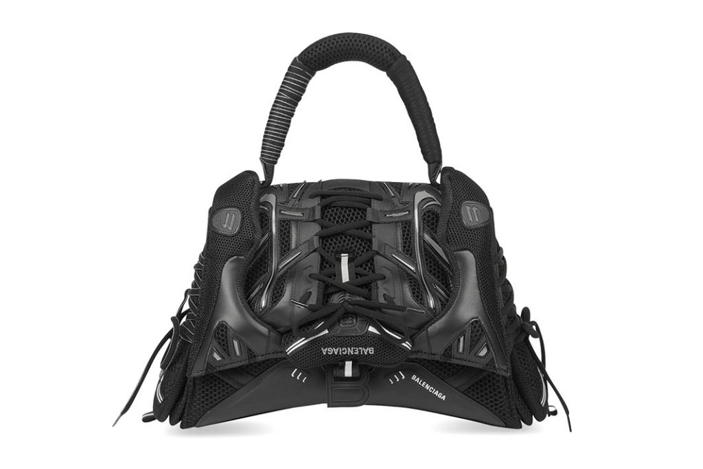 Момент моды: Balenciaga представил сумку, созданную из кроссовок