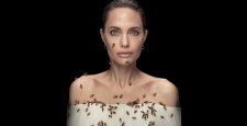 Анджелина Джоли снялась c роем пчел