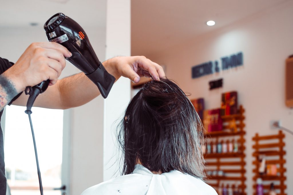 Как идеально уложить волосы с помощью фена?