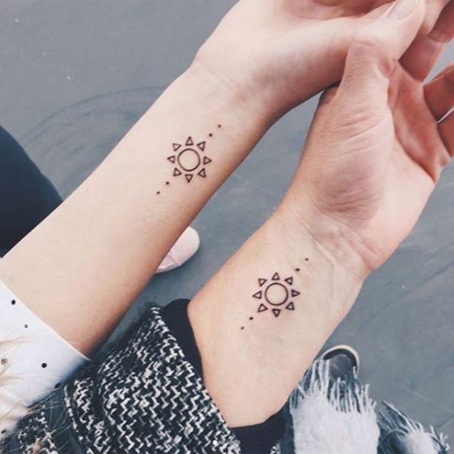 10 парных татуировок, которые можно сделать с подругой/мамой/сестрой
