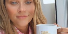 Продуктивное утро Риз Уизерспун: актриса показала кружку для чая с мантрами