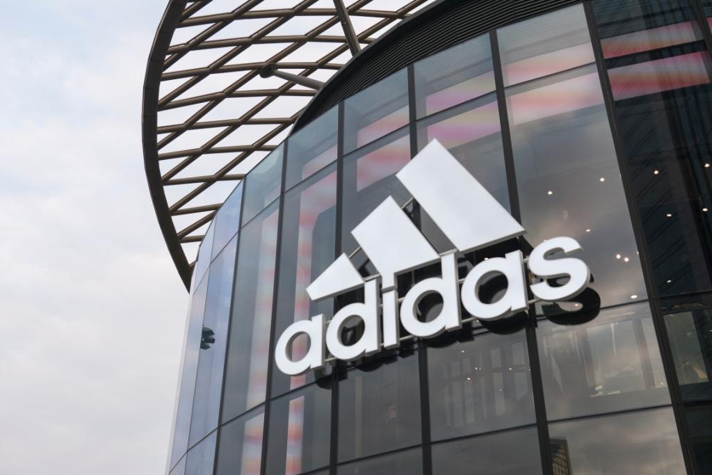Adidas продает Reebok