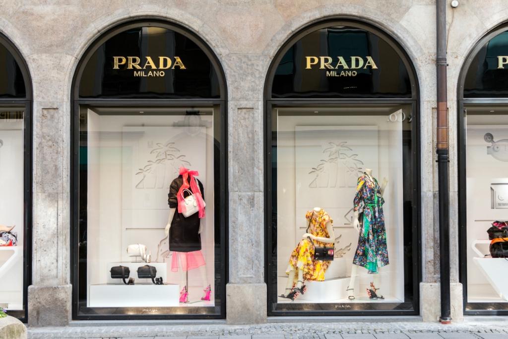 Prada cделают двойной показ в Милане и Шанхае