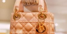 Dior показал как делают сумки Lady Dior