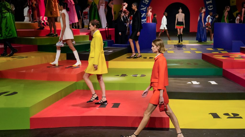 Неделя моды в Париже: игра в оптимизм в коллекции Dior SS22