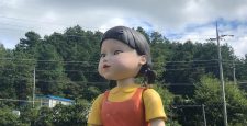 Зловещую куклу из сериала «Игра в кальмара» выставили на улице