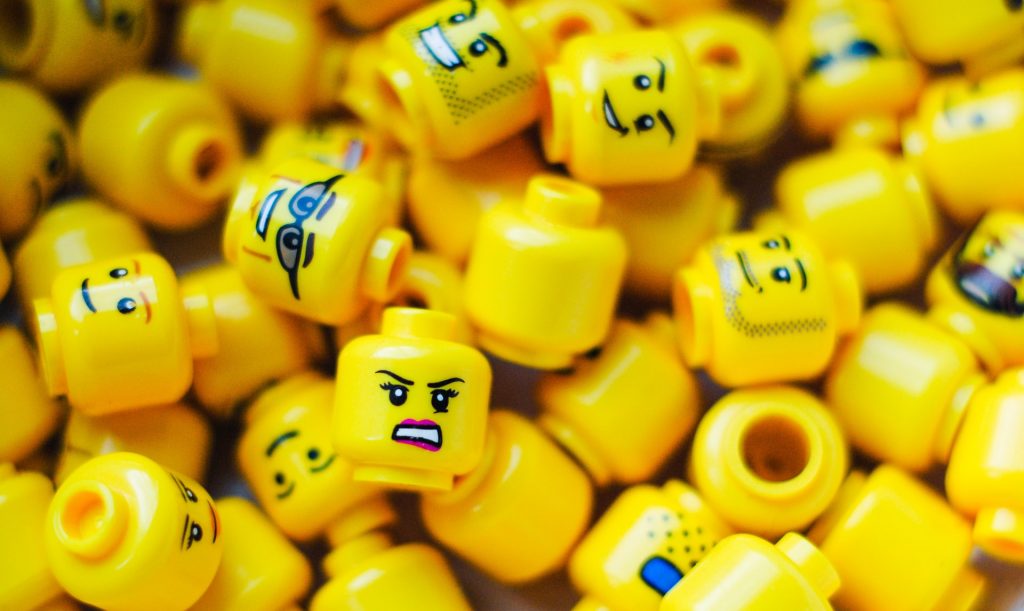 Долой гендерные стереотипы: Lego больше не будет выпускать игрушки "для мальчиков" и "для девочек"