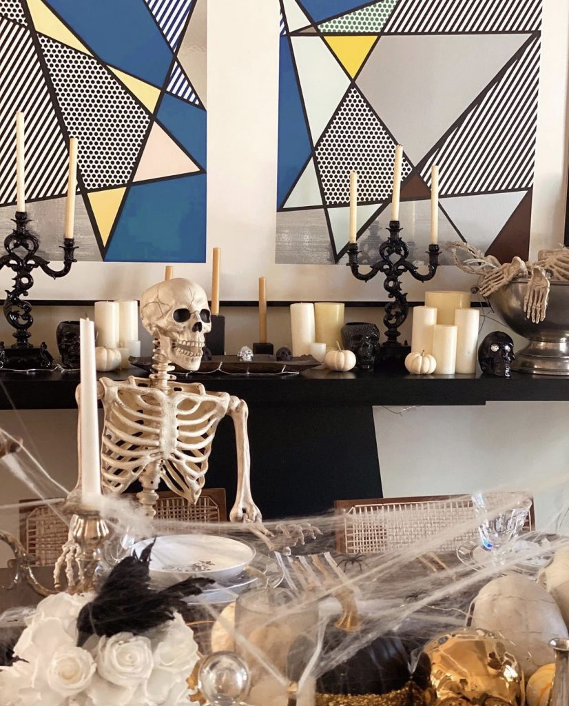 Королева ужасов: Кортни Кардашьян подготовила дом к празднованию Хэллоуина