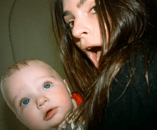 Радости материнства: Эмили Ратаковски поделилась серией фотографий своих будней