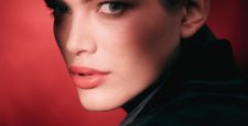 Лицом Armani Beauty впервые стала трансгендерная модель Валентина Сампайо
