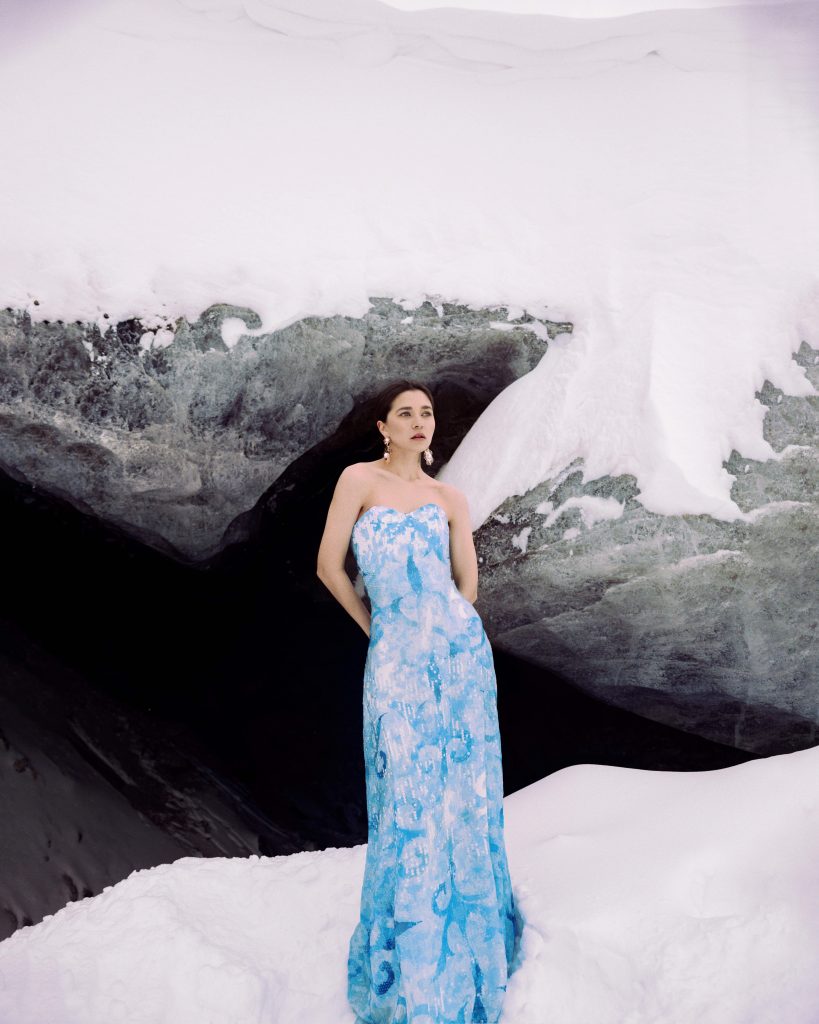 "В ледяной пещере": fashion-съемка в гроте ледника Туюк су