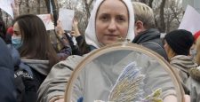 «Любовь победит»: митинг за мир в Алматы. Репортаж ELLE Kazakhstan
