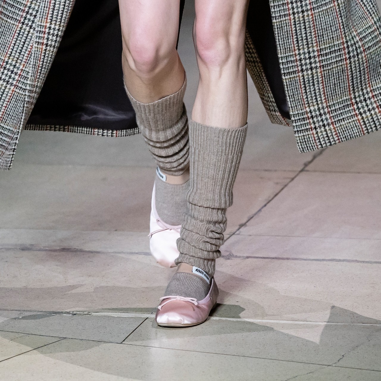 Намеки Miu Miu, Hermès, Chanel: Пора утеплять ножки?