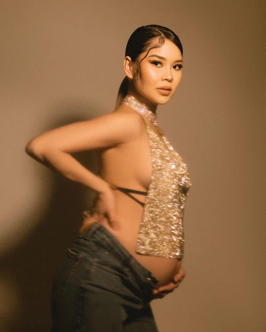 Топ-5 самых стильных беременных звезд Казахстана