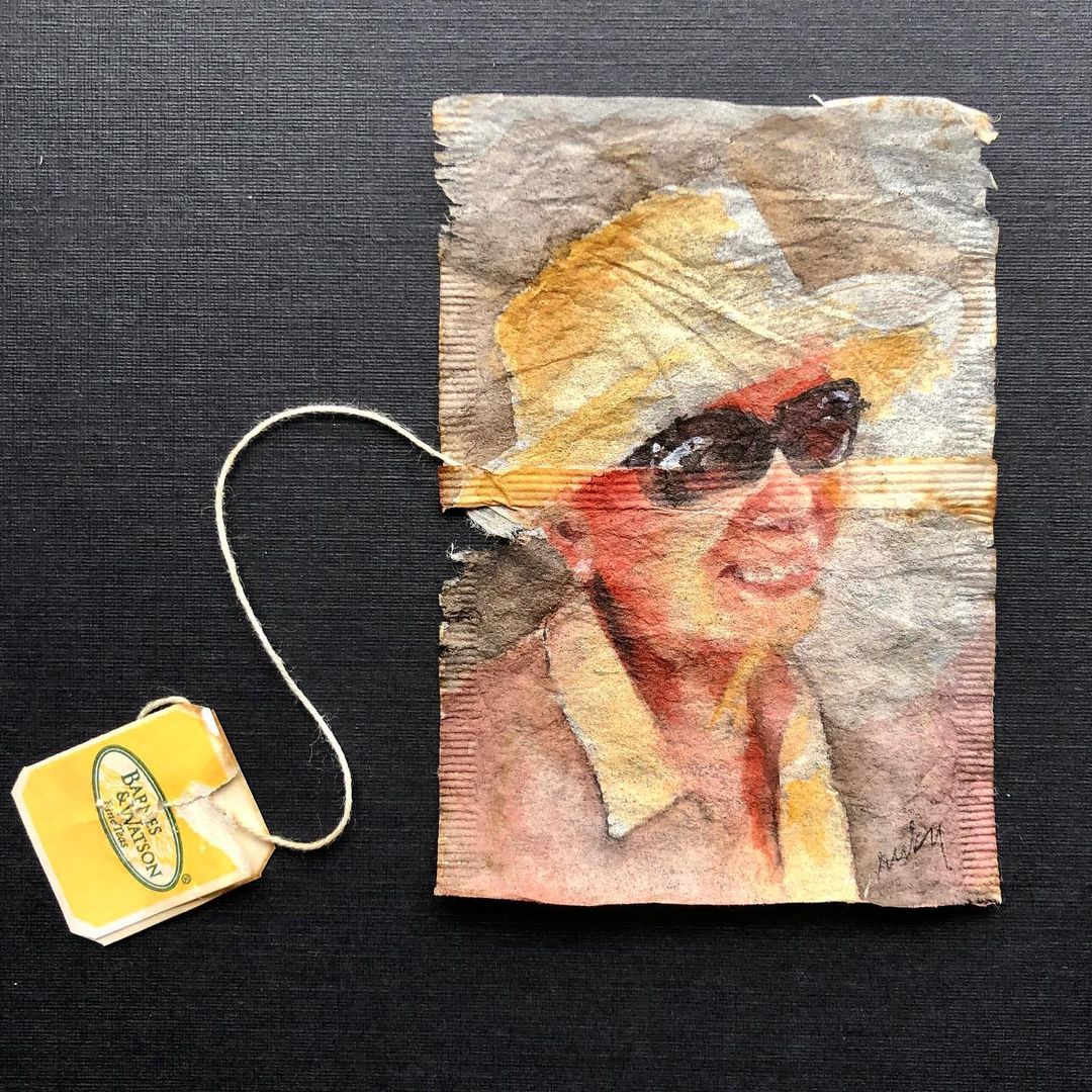Пакетик чая как искусство: показывает художница Руби Сильвиус