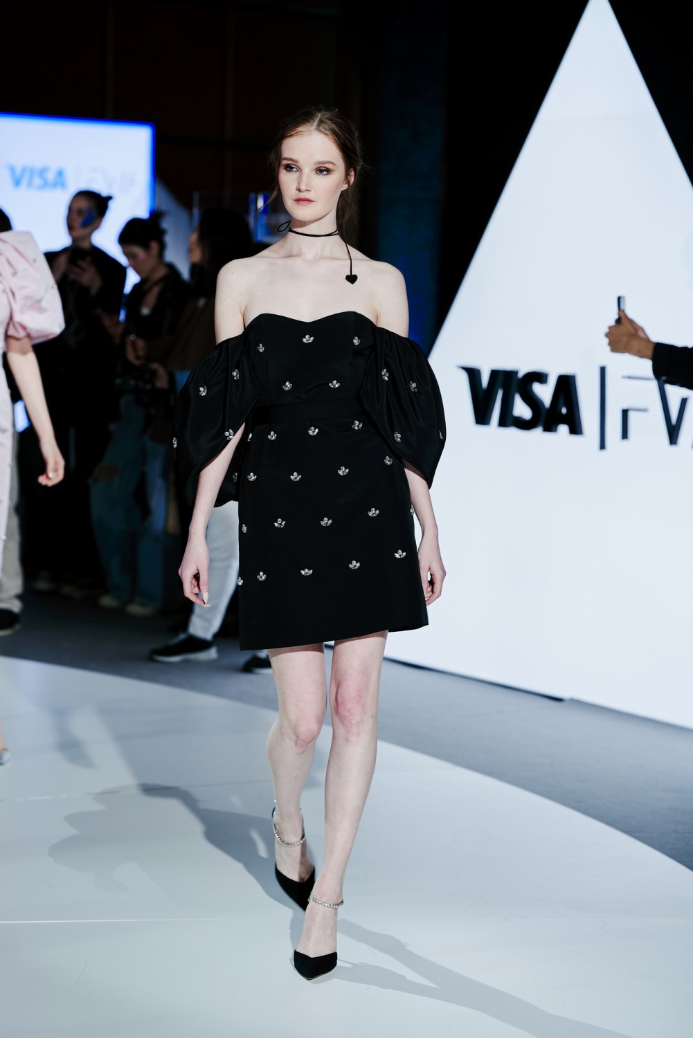 Новые грани красоты и гламура: показы первого дня Visa Fashion Week