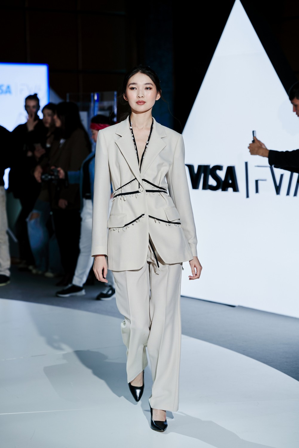 Новые грани красоты и гламура: показы первого дня Visa Fashion Week