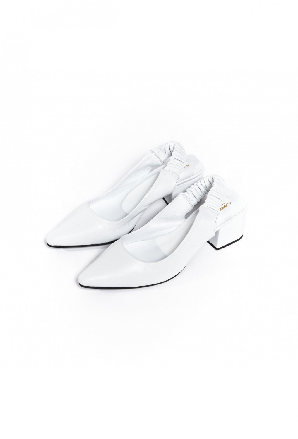 Мы нашли идеальную летнюю обувь: белые босоножки как у Рози Хантингтон-Уайтли