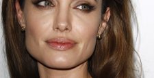 Унитаз, на котором сидела Анджелина Джоли, теперь продают…