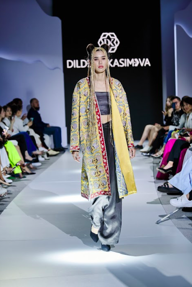 Маяковский, "Молодой папа" и этнические мотивы: показы второго дня Visa Fashion Week