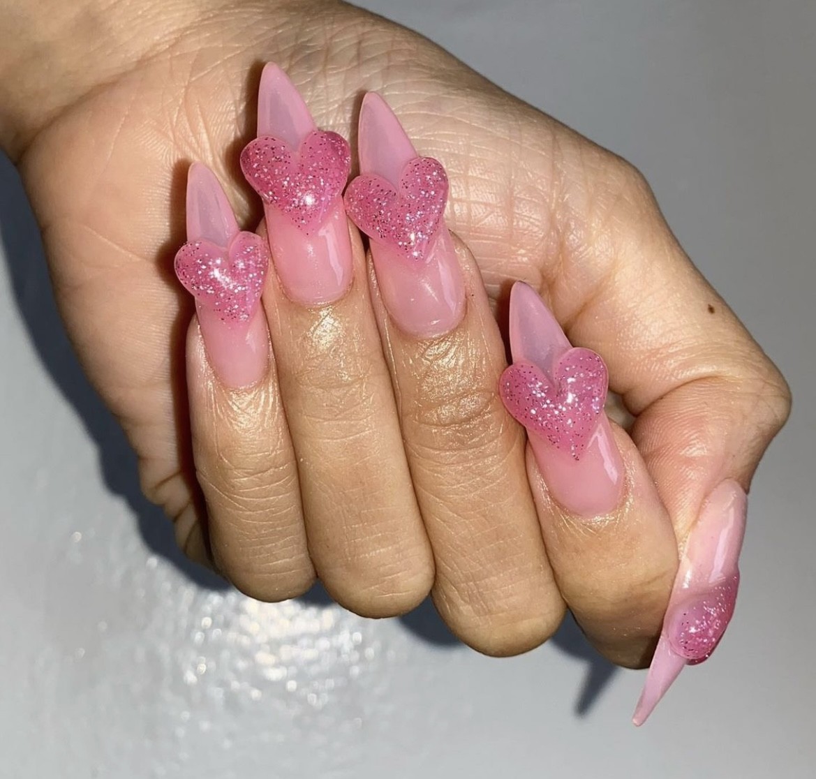 Jelly nails - летний маникюрный тренд из 90х