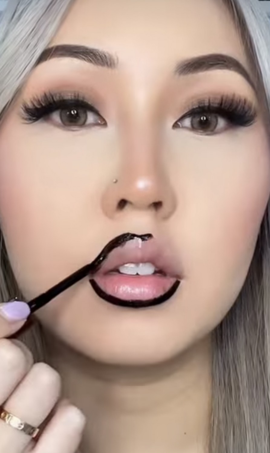 Этот макияж губ делает весь TikTok
