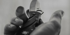 «Хулиганство с применением ножа» – так звучит статья, по которой расследуют дело мужчины, напавшего на бывшую жену