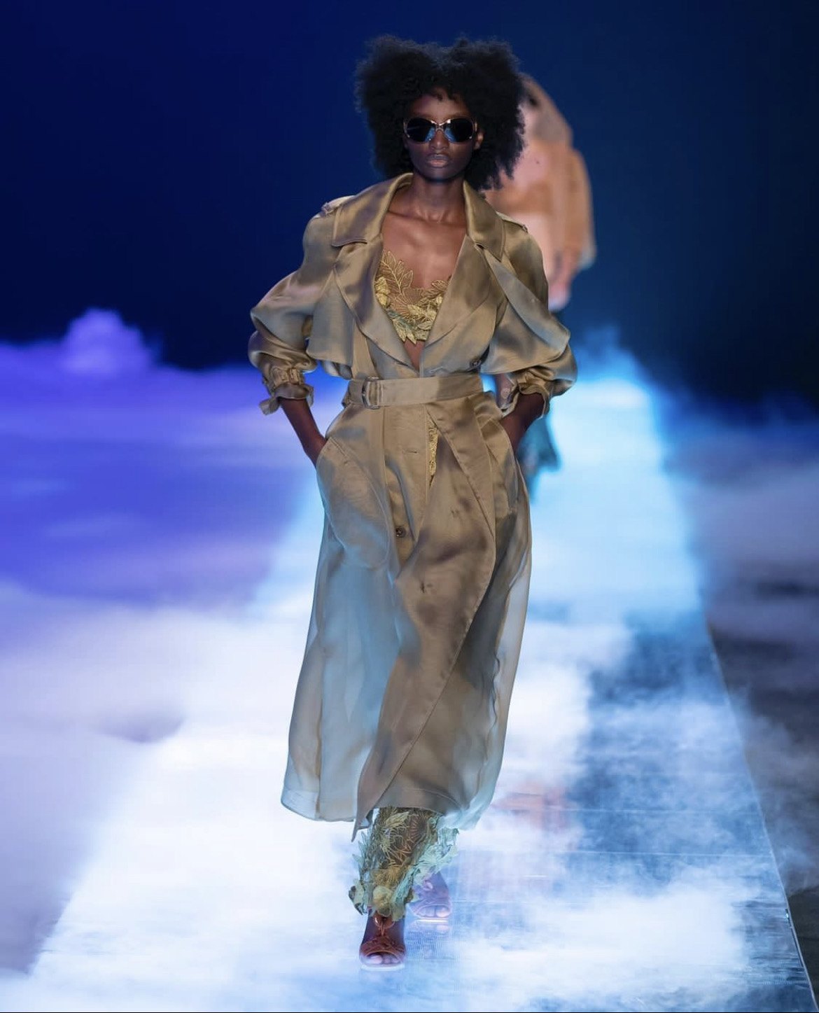 Вдохновение эпохой Лагерфельда и взгляд в будущее на Неделе моды в Милане