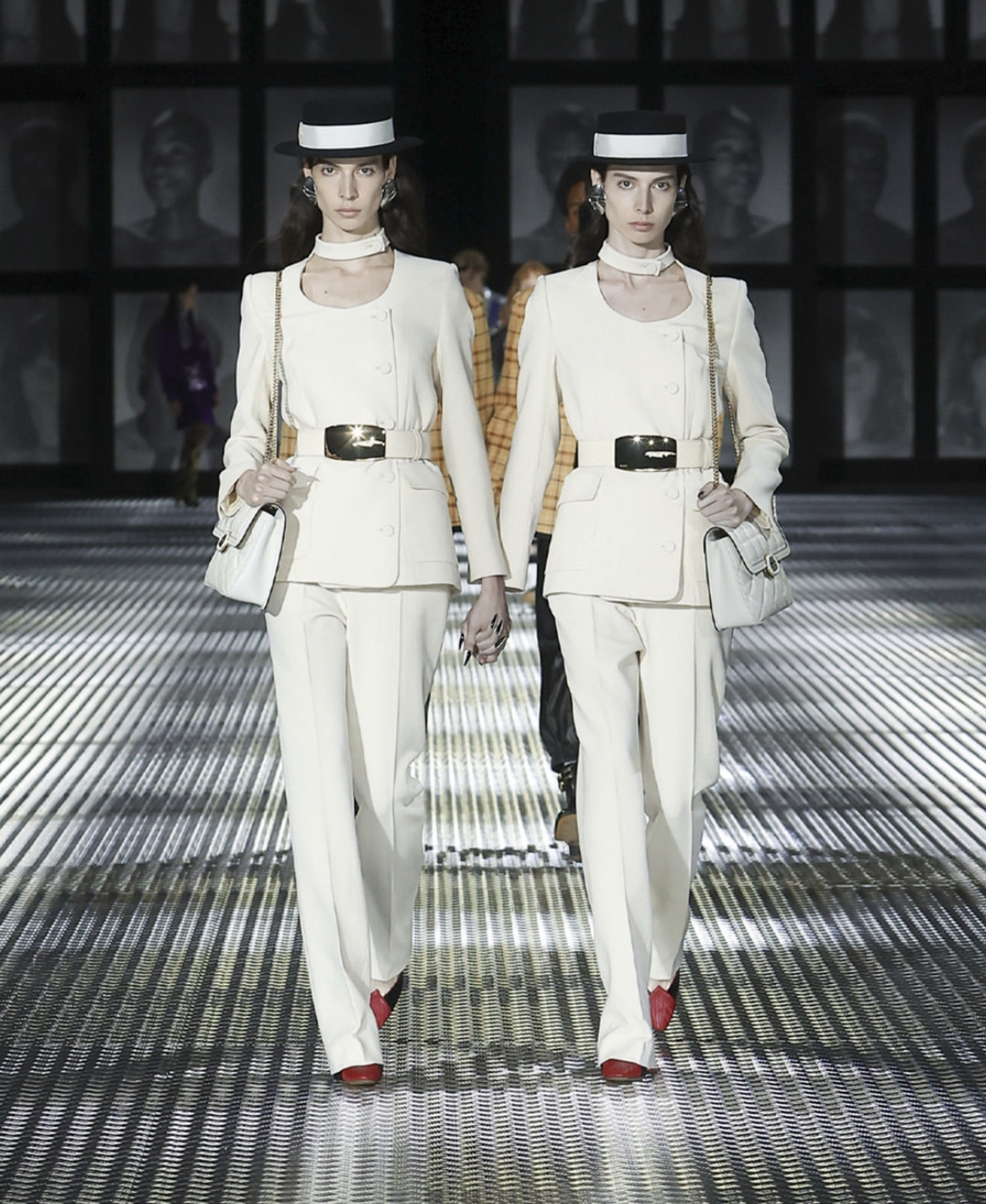 Парад близнецов, Пэрис Хилтон и золотая сумка для яблок на Неделе моды в Милане