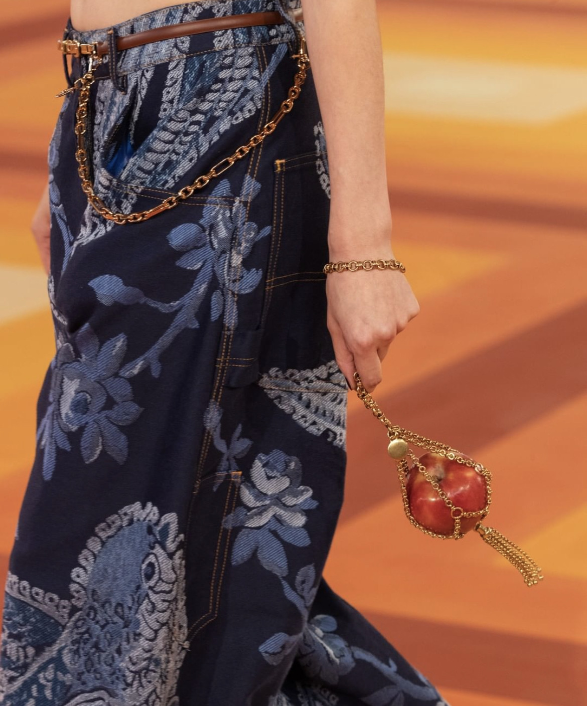 Парад близнецов, Пэрис Хилтон и золотая сумка для яблок на Неделе моды в Милане