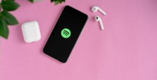 Spotify назвал самые популярные песни лета-2022