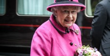 Яркие цвета для самозащиты, крючок в сумочке и другие необычные модные приемы королевы Елизаветы II