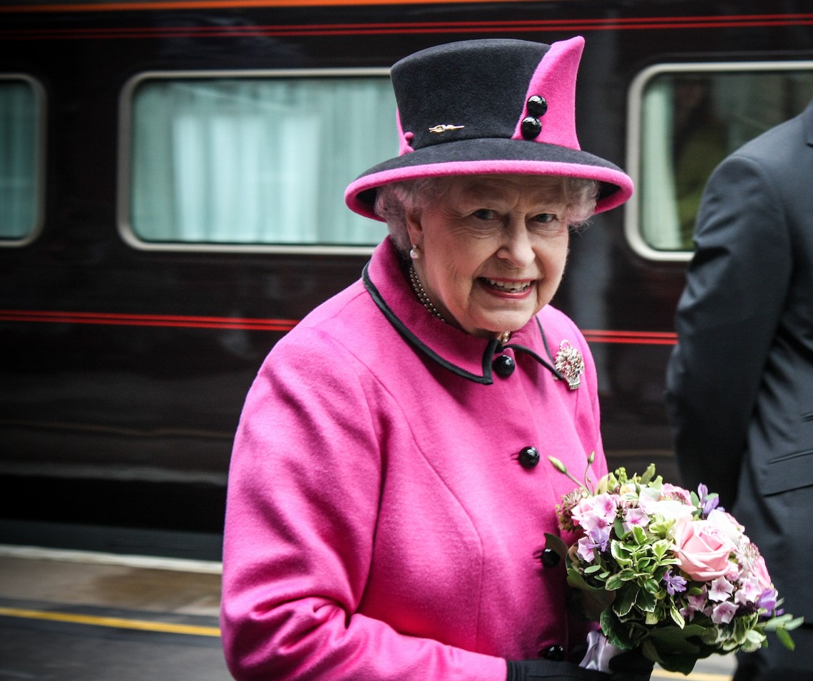 Яркие цвета для самозащиты, крючок в сумочке и другие необычные модные приемы королевы Елизаветы II