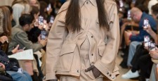 Готика на пляже в коллекции Burberry SS23